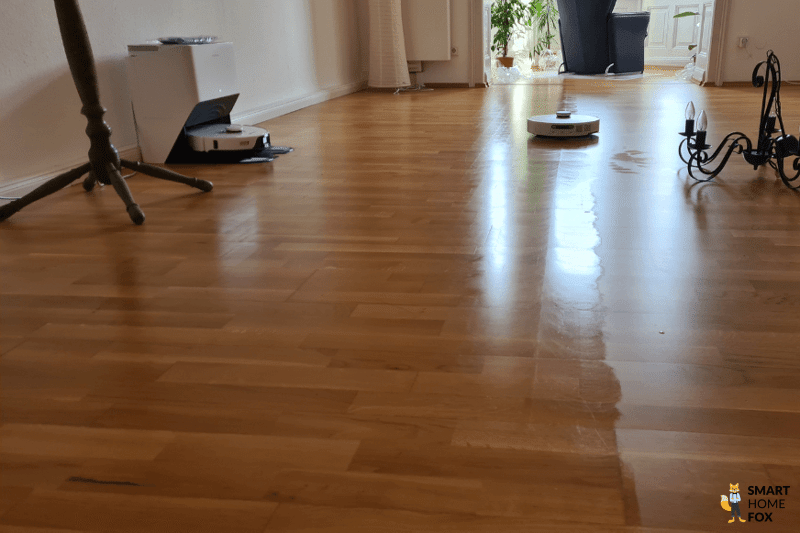 Dreame L20 Ultra wischt im Test einen Laminatboden.